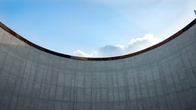 Υπάρχει ένας όμορφος ουρανός πέρα από τον τοίχο στοκ εικόνα με δικαίωμα ελεύθερης χρήσης Υπάρχει ένας όμορφος ουρανός πέρα από τον τοίχο στοκ εικόνα με δικαίωμα ελεύθερης χρήσης