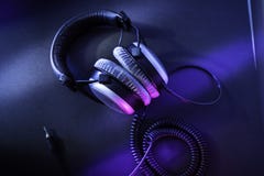 Υπέρ ακουστικά κατοχής για τα audiophiles στοκ φωτογραφία με δικαίωμα ελεύθερης χρήσης Υπέρ ακουστικά κατοχής για τα audiophiles στοκ φωτογραφία με δικαίωμα ελεύθερης χρήσης