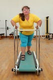 υπέρβαρη τρέχοντας treadmill εκπαιδευτών γυναίκα στοκ φωτογραφίες με δικαίωμα ελεύθερης χρήσης υπέρβαρη τρέχοντας treadmill εκπαιδευτών γυναίκα στοκ φωτογραφίες με δικαίωμα ελεύθερης χρήσης