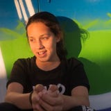 Υπαίθρια πορτρέτο οδών του χαμογελώντας έφηβη στο ηλιοβασίλεμα στοκ εικόνες Υπαίθρια πορτρέτο οδών του χαμογελώντας έφηβη στο ηλιοβασίλεμα στοκ εικόνες