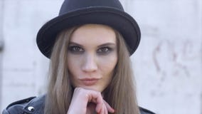 Υπαίθριο πορτρέτο μόδας της μοντέρνης νέας γυναίκας που έχει τη διασκέδαση, συναισθηματικό πρόσωπο, γέλιο, που εξετάζει τη κάμερα στοκ φωτογραφία Υπαίθριο πορτρέτο μόδας της μοντέρνης νέας γυναίκας που έχει τη διασκέδαση, συναισθηματικό πρόσωπο, γέλιο, που εξετάζει τη κάμερα στοκ φωτογραφία