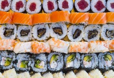 Υπερυψωμένα ιαπωνικά τρόφιμα σουσιών Η Maki ands κυλά με τον τόνο, το σολομό, τις γαρίδες, το καβούρι και το αβοκάντο Η τοπ άποψη στοκ εικόνα Υπερυψωμένα ιαπωνικά τρόφιμα σουσιών Η Maki ands κυλά με τον τόνο, το σολομό, τις γαρίδες, το καβούρι και το αβοκάντο Η τοπ άποψη στοκ εικόνα