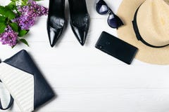 Υπερυψωμένη σύνθεση στοιχείων θερινών περιπάτων με τα παπούτσια, πορτοφόλι και makeup στοκ εικόνες Υπερυψωμένη σύνθεση στοιχείων θερινών περιπάτων με τα παπούτσια, πορτοφόλι και makeup στοκ εικόνες