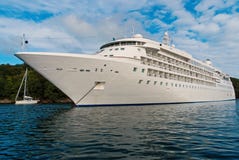 Υπερωκεάνειο θάλασσα σε Fowey, Ηνωμένο Βασίλειο Κρουαζιερόπλοιο seacoast στο νεφελώδη ουρανό Θερινές διακοπές στο τροπικό νησί στοκ φωτογραφίες με δικαίωμα ελεύθερης χρήσης Υπερωκεάνειο θάλασσα σε Fowey, Ηνωμένο Βασίλειο Κρουαζιερόπλοιο seacoast στο νεφελώδη ουρανό Θερινές διακοπές στο τροπικό νησί στοκ φωτογραφίες με δικαίωμα ελεύθερης χρήσης