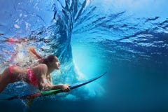 Υποβρύχια φωτογραφία της κατάδυσης κοριτσιών surfer κάτω από το ωκεάνιο κύμα στοκ φωτογραφία Υποβρύχια φωτογραφία της κατάδυσης κοριτσιών surfer κάτω από το ωκεάνιο κύμα στοκ φωτογραφία