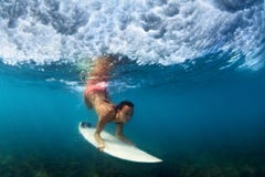 Υποβρύχια φωτογραφία του κοριτσιού surfer στον πίνακα κυματωγών στον ωκεανό στοκ εικόνες Υποβρύχια φωτογραφία του κοριτσιού surfer στον πίνακα κυματωγών στον ωκεανό στοκ εικόνες