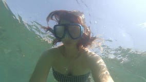 Υποβρύχιο selfie της νέας όμορφης κολύμβησης με αναπνευστήρα γυναικών στη θάλασσα ή το ωκεάνιο μπλε νερό με την κολυμπώντας μάσκα απόθεμα βίντεο Υποβρύχιο selfie της νέας όμορφης κολύμβησης με αναπνευστήρα γυναικών στη θάλασσα ή το ωκεάνιο μπλε νερό με την κολυμπώντας μάσκα απόθεμα βίντεο