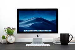Υπολογιστής Imac στον πίνακα στοκ εικόνες Υπολογιστής Imac στον πίνακα στοκ εικόνες