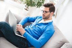 Υπομονετική περιμένοντας σύνοδος ψυχολογίας νεαρών άνδρων που λειτουργεί στο lap-top στοκ εικόνα με δικαίωμα ελεύθερης χρήσης Υπομονετική περιμένοντας σύνοδος ψυχολογίας νεαρών άνδρων που λειτουργεί στο lap-top στοκ εικόνα με δικαίωμα ελεύθερης χρήσης