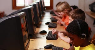 Υπόλοιπος κόσμος των μαθητών που εργάζονται στην κατηγορία υπολογιστών απόθεμα βίντεο Υπόλοιπος κόσμος των μαθητών που εργάζονται στην κατηγορία υπολογιστών απόθεμα βίντεο