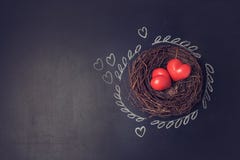 Υπόβαθρο ημέρας βαλεντίνου με τις καρδιές στη φωλιά πουλιών πέρα από τον πίνακα κιμωλίας Στοκ φωτογραφία με δικαίωμα ελεύθερης χρήσης Υπόβαθρο ημέρας βαλεντίνου με τις καρδιές στη φωλιά πουλιών πέρα από τον πίνακα κιμωλίας Στοκ φωτογραφία με δικαίωμα ελεύθερης χρήσης