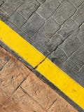 Υπόβαθρο πεζοδρομίων - κίτρινη γραμμή στα σύνορα οδικών οδών στοκ εικόνες Υπόβαθρο πεζοδρομίων - κίτρινη γραμμή στα σύνορα οδικών οδών στοκ εικόνες