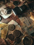 Υπόβαθρο των παλαιών νομισμάτων Έγγραφο με ένα σχέδιο που στερεώνεται με τα παλαιά νομίσματα στοκ φωτογραφία με δικαίωμα ελεύθερης χρήσης Υπόβαθρο των παλαιών νομισμάτων Έγγραφο με ένα σχέδιο που στερεώνεται με τα παλαιά νομίσματα στοκ φωτογραφία με δικαίωμα ελεύθερης χρήσης