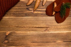 Υπόβαθρο Χριστουγέννων με τα πλεκτά γάντια και ένα φλιτζάνι του καφέ Στοκ Εικόνα Υπόβαθρο Χριστουγέννων με τα πλεκτά γάντια και ένα φλιτζάνι του καφέ Στοκ Εικόνα