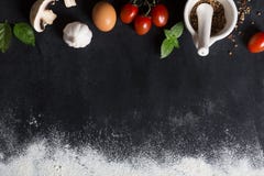Υπόβαθρο ψησίματος με το διάστημα αντιγράφων στη μαύρη επιφάνεια για το κείμενό σας Τοπ όψη Συστατικά τροφίμων στα επιτραπέζια λα στοκ φωτογραφία με δικαίωμα ελεύθερης χρήσης Υπόβαθρο ψησίματος με το διάστημα αντιγράφων στη μαύρη επιφάνεια για το κείμενό σας Τοπ όψη Συστατικά τροφίμων στα επιτραπέζια λα στοκ φωτογραφία με δικαίωμα ελεύθερης χρήσης