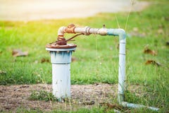 Υπόγεια νερά καλά με το σωλήνα PVC και το ηλεκτρικό βαθύ καλά υποβρύχιο νερό αντλιών συστημάτων στοκ εικόνες Υπόγεια νερά καλά με το σωλήνα PVC και το ηλεκτρικό βαθύ καλά υποβρύχιο νερό αντλιών συστημάτων στοκ εικόνες