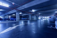 Υπόγειος χώρος στάθμευσης στοκ εικόνες Υπόγειος χώρος στάθμευσης στοκ εικόνες