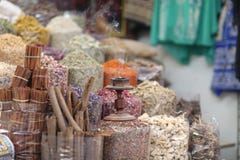 Υπόλοιπος κόσμος των καρυκευμάτων με ένα παραδοσιακό θυμίαμα στοκ εικόνα με δικαίωμα ελεύθερης χρήσης Υπόλοιπος κόσμος των καρυκευμάτων με ένα παραδοσιακό θυμίαμα στοκ εικόνα με δικαίωμα ελεύθερης χρήσης