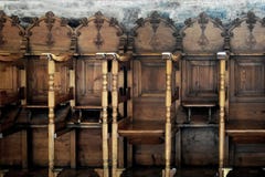 Υπόλοιπος κόσμος των ξύλινων καρεκλών σε μια Ορθόδοξη Εκκλησία Στοκ Εικόνα Υπόλοιπος κόσμος των ξύλινων καρεκλών σε μια Ορθόδοξη Εκκλησία Στοκ Εικόνα