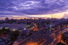 Υψηλή άποψη της πόλης με το αυτοκίνητο κυκλοφορίας στο χρόνο ανατολής Στοκ Εικόνες Υψηλή άποψη της πόλης με το αυτοκίνητο κυκλοφορίας στο χρόνο ανατολής Στοκ Εικόνες