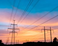 Υψηλής τάσεως ηλεκτροφόρα καλώδια στο ηλιοβασίλεμα Σταθμός διανομής ηλεκτρικής ενέργειας Ηλεκτρικός πύργος μετάδοσης υψηλής τάσης στοκ εικόνες με δικαίωμα ελεύθερης χρήσης Υψηλής τάσεως ηλεκτροφόρα καλώδια στο ηλιοβασίλεμα Σταθμός διανομής ηλεκτρικής ενέργειας Ηλεκτρικός πύργος μετάδοσης υψηλής τάσης στοκ εικόνες με δικαίωμα ελεύθερης χρήσης