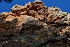 Υψηλός βράχος που φωτογραφίζεται από κατώτατο επάνω στενό τον επάνω στοκ φωτογραφία Υψηλός βράχος που φωτογραφίζεται από κατώτατο επάνω στενό τον επάνω στοκ φωτογραφία