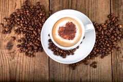 Φλυτζάνι Cappuccino καφέ στον παλαιό ξύλινο πίνακα Αφρός μορφής καρδιών, τοπ άποψη Στοκ Εικόνες Φλυτζάνι Cappuccino καφέ στον παλαιό ξύλινο πίνακα Αφρός μορφής καρδιών, τοπ άποψη Στοκ Εικόνες