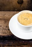 Φλυτζάνι κινηματογραφήσεων σε πρώτο πλάνο του espresso στον παλαιό ξύλινο πίνακα πέρα από το backgrou grunge στοκ φωτογραφίες Φλυτζάνι κινηματογραφήσεων σε πρώτο πλάνο του espresso στον παλαιό ξύλινο πίνακα πέρα από το backgrou grunge στοκ φωτογραφίες