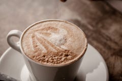 Φλυτζάνι του cappuccino πέρα από τον ξύλινο πίνακα Στοκ φωτογραφίες με δικαίωμα ελεύθερης χρήσης Φλυτζάνι του cappuccino πέρα από τον ξύλινο πίνακα Στοκ φωτογραφίες με δικαίωμα ελεύθερης χρήσης