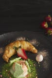 Φέτα strudel μήλων με μια σέσουλα του παγωτού βανίλιας σε ένα μαύρο πιάτο, σε έναν ξύλινο μαύρο πίνακα, που διακοσμείται με τη μα στοκ εικόνες με δικαίωμα ελεύθερης χρήσης Φέτα strudel μήλων με μια σέσουλα του παγωτού βανίλιας σε ένα μαύρο πιάτο, σε έναν ξύλινο μαύρο πίνακα, που διακοσμείται με τη μα στοκ εικόνες με δικαίωμα ελεύθερης χρήσης
