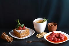 Φέτα του βαλμένου σε στρώσεις κέικ μελιού που διακοσμείται με το αστέρι γλυκάνισου, δίκρανο επιδορπίων, μέντα, ξηρά λεμόνια, ραβδ Στοκ φωτογραφία με δικαίωμα ελεύθερης χρήσης Φέτα του βαλμένου σε στρώσεις κέικ μελιού που διακοσμείται με το αστέρι γλυκάνισου, δίκρανο επιδορπίων, μέντα, ξηρά λεμόνια, ραβδ Στοκ φωτογραφία με δικαίωμα ελεύθερης χρήσης