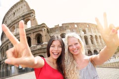 Φίλοι κοριτσιών τουριστών ταξιδιού από Colosseum, Ρώμη στοκ φωτογραφία με δικαίωμα ελεύθερης χρήσης Φίλοι κοριτσιών τουριστών ταξιδιού από Colosseum, Ρώμη στοκ φωτογραφία με δικαίωμα ελεύθερης χρήσης
