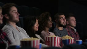 Φίλοι στον κινηματογράφο που προσέχουν έναν κινηματογράφο φιλμ μικρού μήκους Φίλοι στον κινηματογράφο που προσέχουν έναν κινηματογράφο φιλμ μικρού μήκους