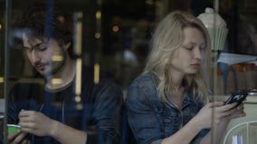 Φίλος και απόμακρο παιχνίδι φίλων στο smartphone που έχει τα προβλήματα και τις δυσκολίες σχέσης απόθεμα βίντεο Φίλος και απόμακρο παιχνίδι φίλων στο smartphone που έχει τα προβλήματα και τις δυσκολίες σχέσης απόθεμα βίντεο