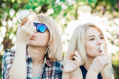 Φίλοι, δύο γυναίκες με το παγωτό που έχει τη διασκέδαση στοκ φωτογραφίες Φίλοι, δύο γυναίκες με το παγωτό που έχει τη διασκέδαση στοκ φωτογραφίες