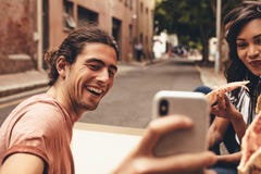 Φίλοι που έχουν την πίτσα και που παίρνουν selfie στοκ εικόνες Φίλοι που έχουν την πίτσα και που παίρνουν selfie στοκ εικόνες