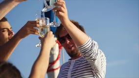 Φίλοι που τα γυαλιά κατά τη διάρκεια του κόμματος στο γιοτ απόθεμα βίντεο Φίλοι που τα γυαλιά κατά τη διάρκεια του κόμματος στο γιοτ απόθεμα βίντεο