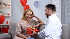 Φίλος που δίνει το έκπληκτο ευτυχές γυναικείο δώρο για την ημέρα βαλεντίνων του ST, ευτυχές ζεύγος στοκ φωτογραφίες Φίλος που δίνει το έκπληκτο ευτυχές γυναικείο δώρο για την ημέρα βαλεντίνων του ST, ευτυχές ζεύγος στοκ φωτογραφίες