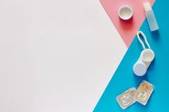 Φακοί επαφής, περίπτωση και εξαρτήματα στο ρόδινο, μπλε και άσπρο υπόβαθρο Υγεία ματιών και προσοχή, όραση και όραμα, οφθαλμολογί στοκ φωτογραφία με δικαίωμα ελεύθερης χρήσης Φακοί επαφής, περίπτωση και εξαρτήματα στο ρόδινο, μπλε και άσπρο υπόβαθρο Υγεία ματιών και προσοχή, όραση και όραμα, οφθαλμολογί στοκ φωτογραφία με δικαίωμα ελεύθερης χρήσης