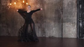Φανταστικός θηλυκός χορευτής στο μαύρο φόρεμα απόθεμα βίντεο Φανταστικός θηλυκός χορευτής στο μαύρο φόρεμα απόθεμα βίντεο