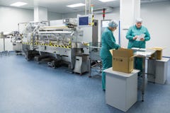 Φαρμακευτικοί βιομηχανικοί εργάτες στο αποστειρωμένο περιβάλλον στοκ εικόνες Φαρμακευτικοί βιομηχανικοί εργάτες στο αποστειρωμένο περιβάλλον στοκ εικόνες