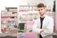 Φαρμακοποιός μπροστά από το γραφείο εργασίας στοκ φωτογραφίες Φαρμακοποιός μπροστά από το γραφείο εργασίας στοκ φωτογραφίες