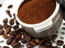 Φασόλια καφέ Espresso και επίγειος καφές στοκ εικόνες Φασόλια καφέ Espresso και επίγειος καφές στοκ εικόνες