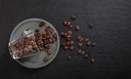 Φασόλια φλυτζανιών και καφέ Espresso στο μαύρο υπόβαθρο, τοπ άποψη με το διάστημα αντιγράφων Στοκ φωτογραφία με δικαίωμα ελεύθερης χρήσης Φασόλια φλυτζανιών και καφέ Espresso στο μαύρο υπόβαθρο, τοπ άποψη με το διάστημα αντιγράφων Στοκ φωτογραφία με δικαίωμα ελεύθερης χρήσης