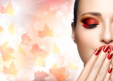 Φθινόπωρο Makeup και τάση τέχνης καρφιών Κορίτσι μόδας ομορφιάς πτώσης στοκ φωτογραφία με δικαίωμα ελεύθερης χρήσης Φθινόπωρο Makeup και τάση τέχνης καρφιών Κορίτσι μόδας ομορφιάς πτώσης στοκ φωτογραφία με δικαίωμα ελεύθερης χρήσης