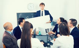 Φιλικοί άνθρωποι που παρουσιάζουν το σχέδιο νέων προϊόντων στοκ εικόνες με δικαίωμα ελεύθερης χρήσης Φιλικοί άνθρωποι που παρουσιάζουν το σχέδιο νέων προϊόντων στοκ εικόνες με δικαίωμα ελεύθερης χρήσης