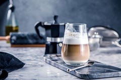 Φλιτζάνι του καφέ γυαλιού latte στον πίνακα πετρών στοκ φωτογραφίες Φλιτζάνι του καφέ γυαλιού latte στον πίνακα πετρών στοκ φωτογραφίες