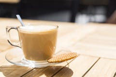 Φλιτζάνι του καφέ με το ολλανδικό μπισκότο Stroopwafel καραμέλας, στο πεζούλι στοκ εικόνες Φλιτζάνι του καφέ με το ολλανδικό μπισκότο Stroopwafel καραμέλας, στο πεζούλι στοκ εικόνες