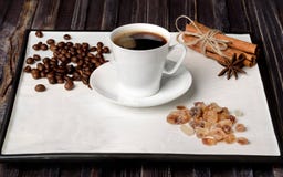 Φλυτζάνι Espresso, φασόλια καφέ, ζάχαρη και κανέλα με το γλυκάνισο σε ένα άσπρο υπόβαθρο στοκ εικόνα Φλυτζάνι Espresso, φασόλια καφέ, ζάχαρη και κανέλα με το γλυκάνισο σε ένα άσπρο υπόβαθρο στοκ εικόνα