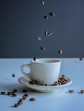 Φλυτζάνι και φασόλια Coffe coffe μέσα στοκ εικόνες Φλυτζάνι και φασόλια Coffe coffe μέσα στοκ εικόνες